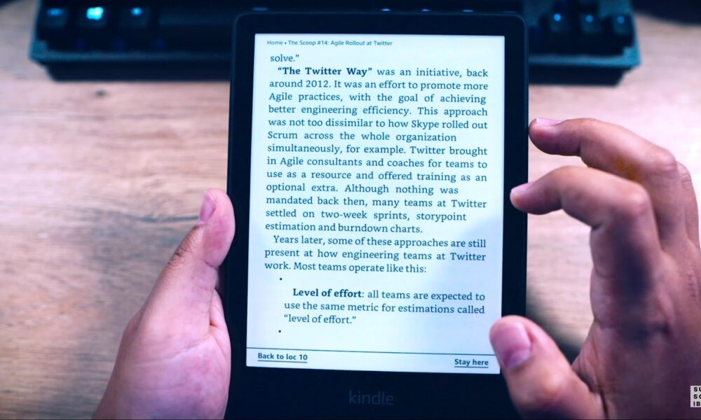 Close up of man using Instapaper on Kindle